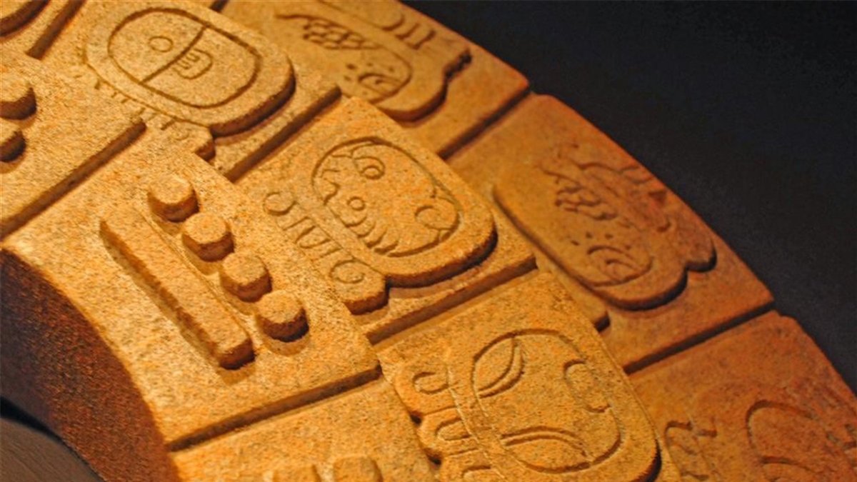 Referencial. Uno de los restos representa la fecha siete venado (7 Manik en maya), formada por dos puntos (de los que solo se conserva uno) y una línea, sobre la cabeza de un ciervo.