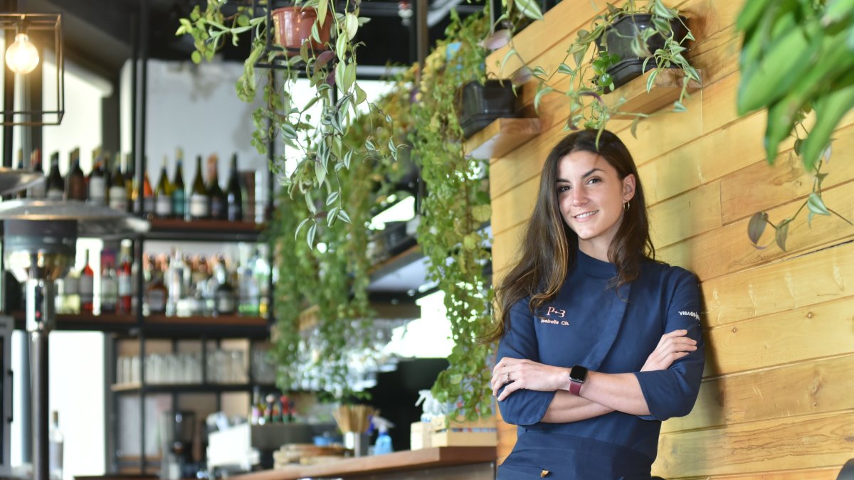 Es la propietaria del restaurante Pez Bela