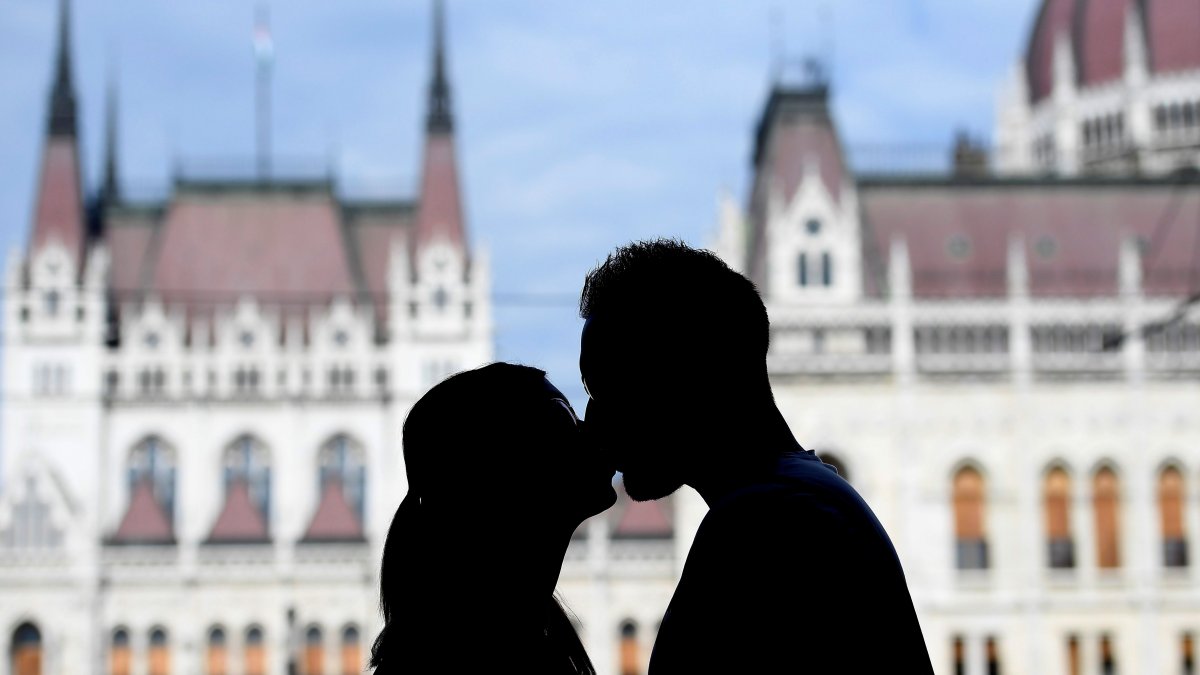 La acción de besar produce una liberación de hormonas, tales como la oxitocina.