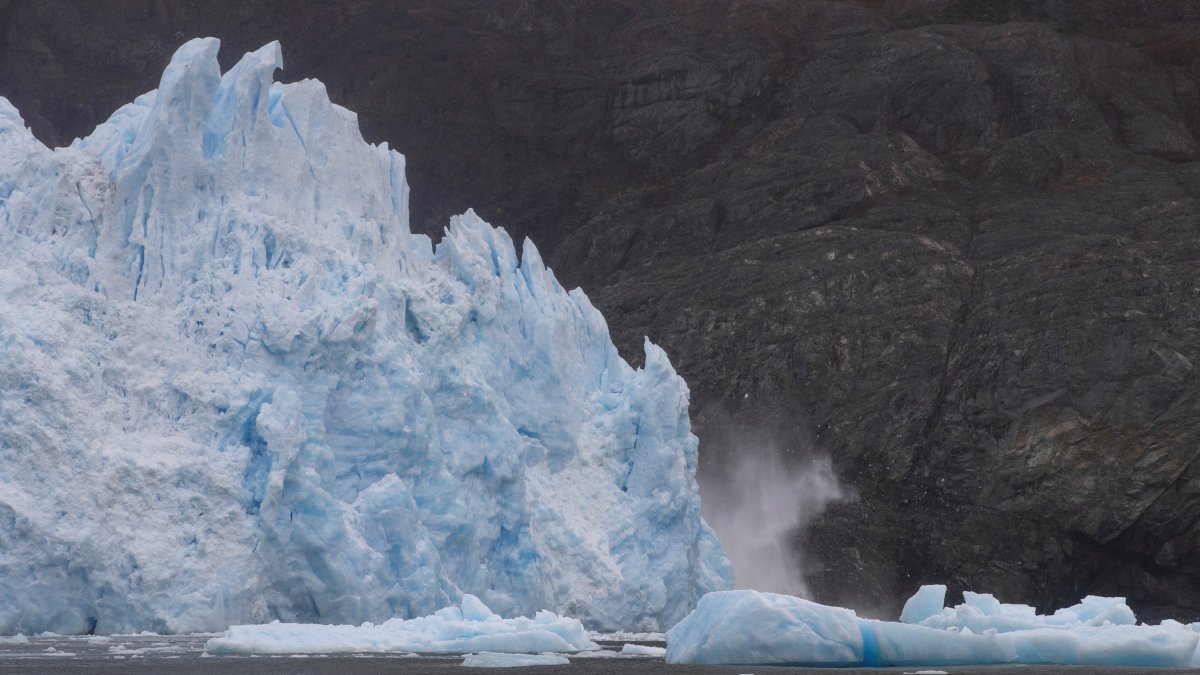 Pedazos de hielo se desprenden del glaciar San Rafael, parte de los Campos de Hielo Norte en el Parque Nacional Laguna San Rafael, en la sureña región de Aysén (Chile), en una imagen de archivo.