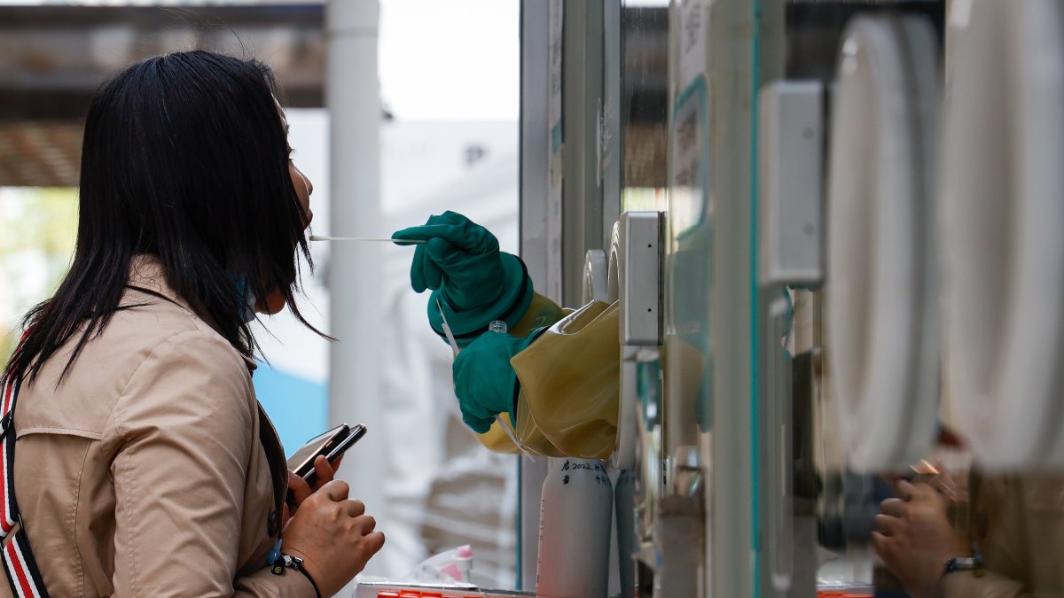 Para todos los ciudadanos en Shanghái es obligatorio realizarse una prueba PCR por ahora.