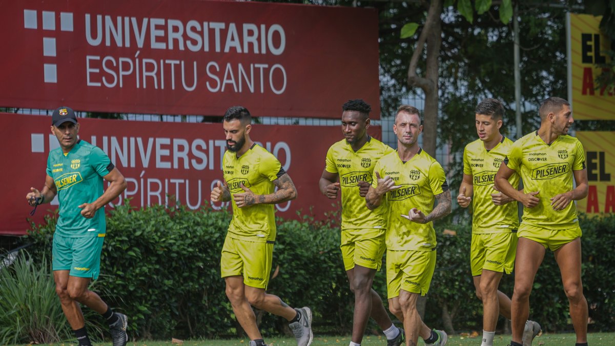 La plantilla de Barcelona tiene el objetivo de sumar los tres puntos ante Lanús en Argentina.