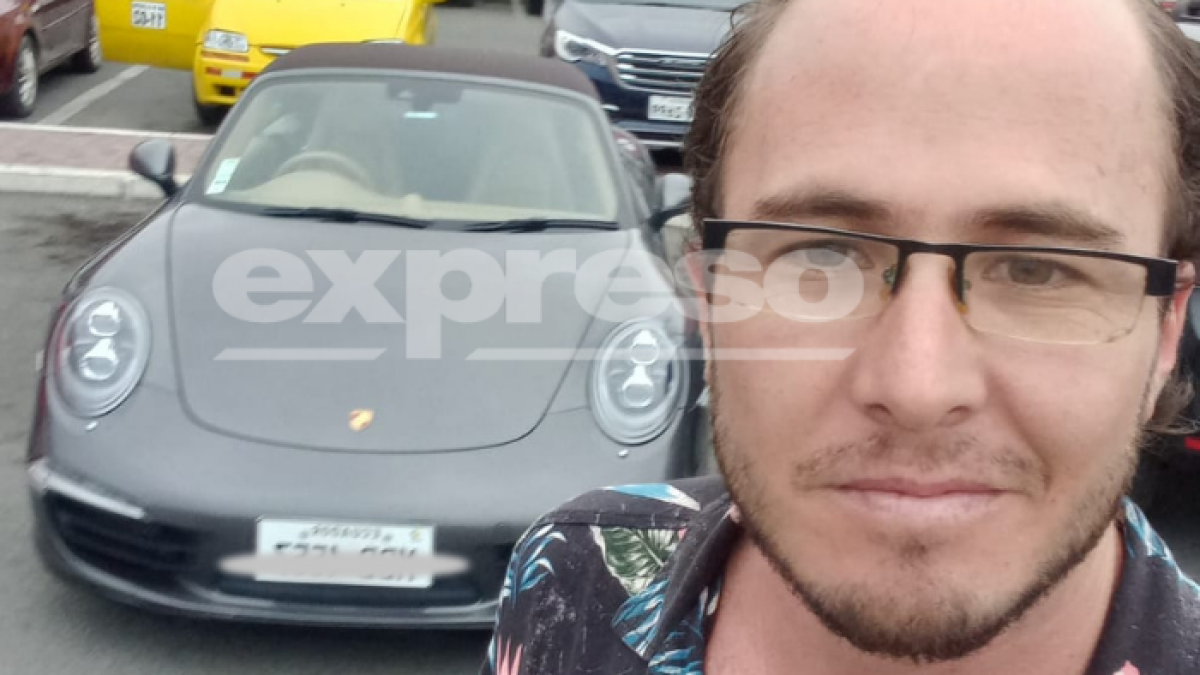 El juez Diego Moscoso aparece en una selfie, delante de un carro. Él dice ser un aficionado de los vehículos antiguos y de alta gama, pero, asegura, que no es dueño de algún carro de ese tipo.