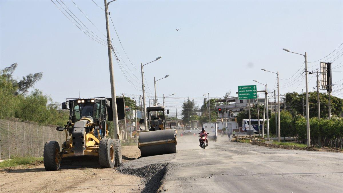 Escena. Así está la vía, sin baches pero con tierra y desniveles laterales que aumentan el riesgo a accidentes.