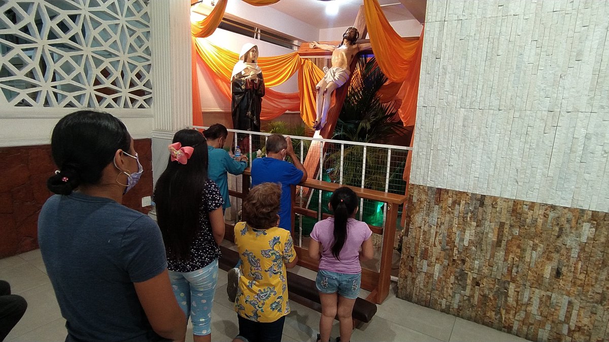Tránsito. La imagen del Cristo del Consuelo fue bajada del altar y colocada a un costado, a la espera del viernes.