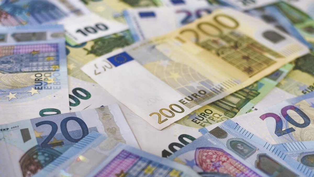 La divisa europea pierde terreno frente al dólar.