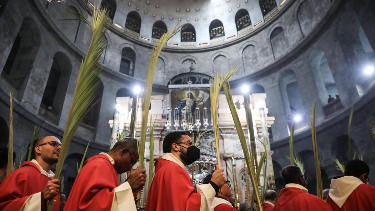 Sacerdotes católicos celebran en Domingo de Ramos en la Iglesia de Jerusalén