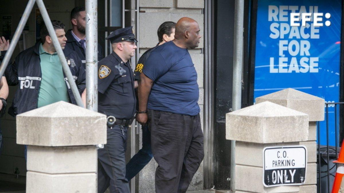 Policías escoltan a Frank James, prinicpal sospechoso del tiroteo en el Metro de Nueva York, este 13 de abril de 2022.