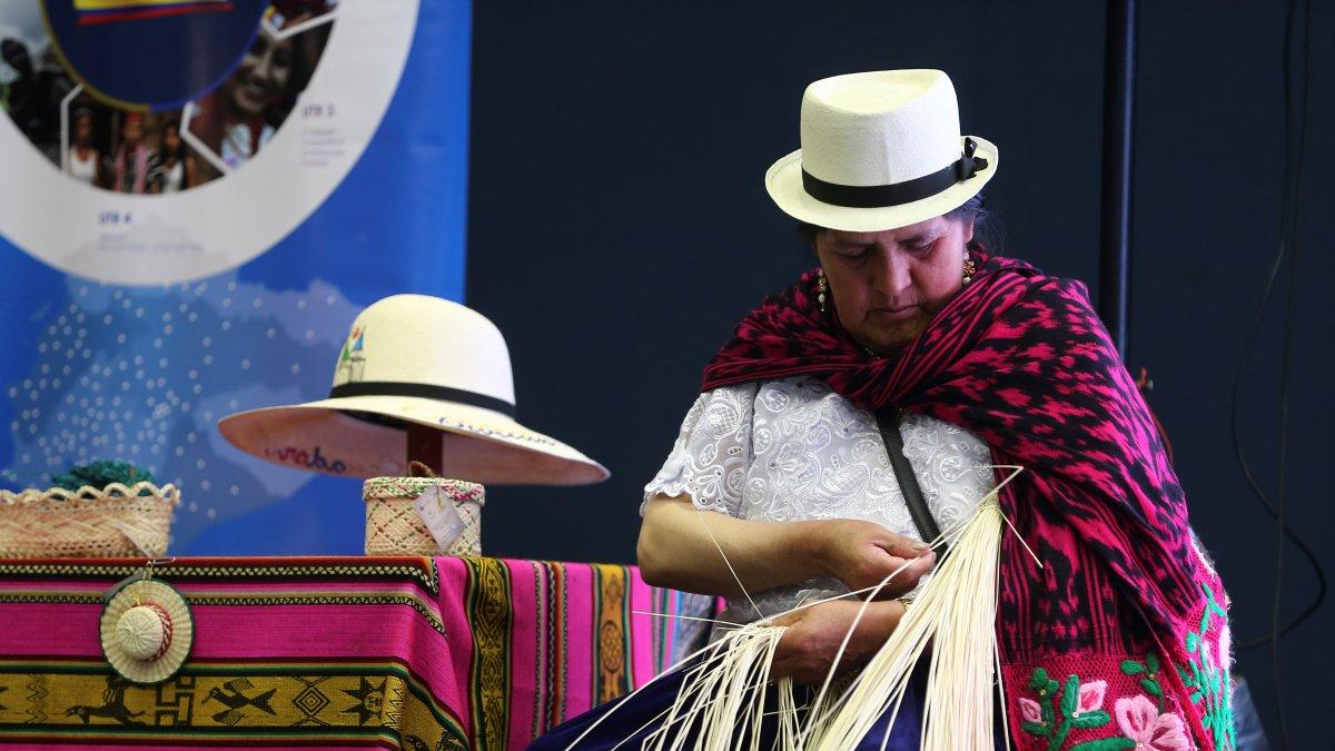 Una artesana trabaja en la elaboración de un sombrero de paja toquilla en Quito, en una fotografía de archivo.