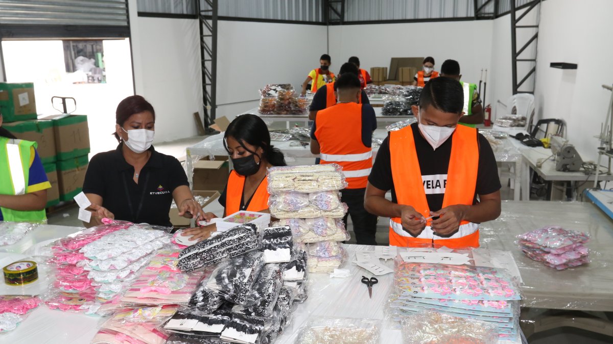 Comercio.- Trabajadores de la empresa Etyecu ponen etiqueta a importaciones que han llegado a Ecuador.