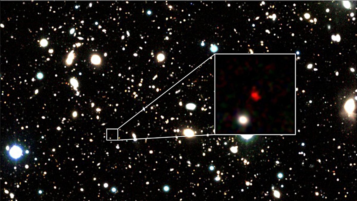 Fotografía facilitada por Monthly Notices of the Royal Astronomical Society Letters de HD1, objeto en rojo, que aparece en el centro de una imagen ampliada.  