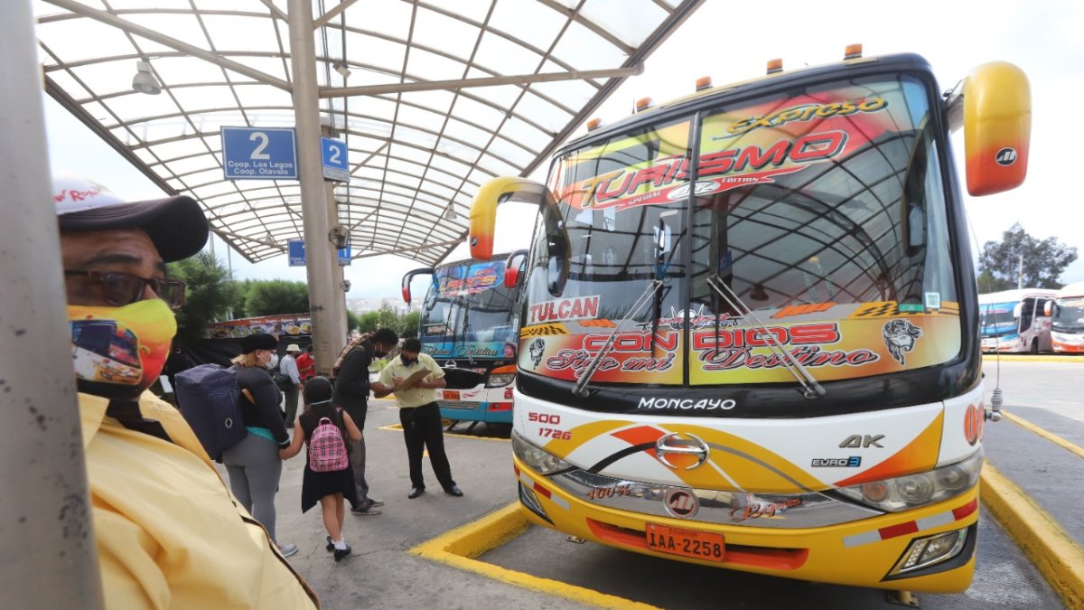Terminales. Los buses de pasajeros pueden trabajar con un aforo del 100 %, pero los pasajeros deben ir sentados.