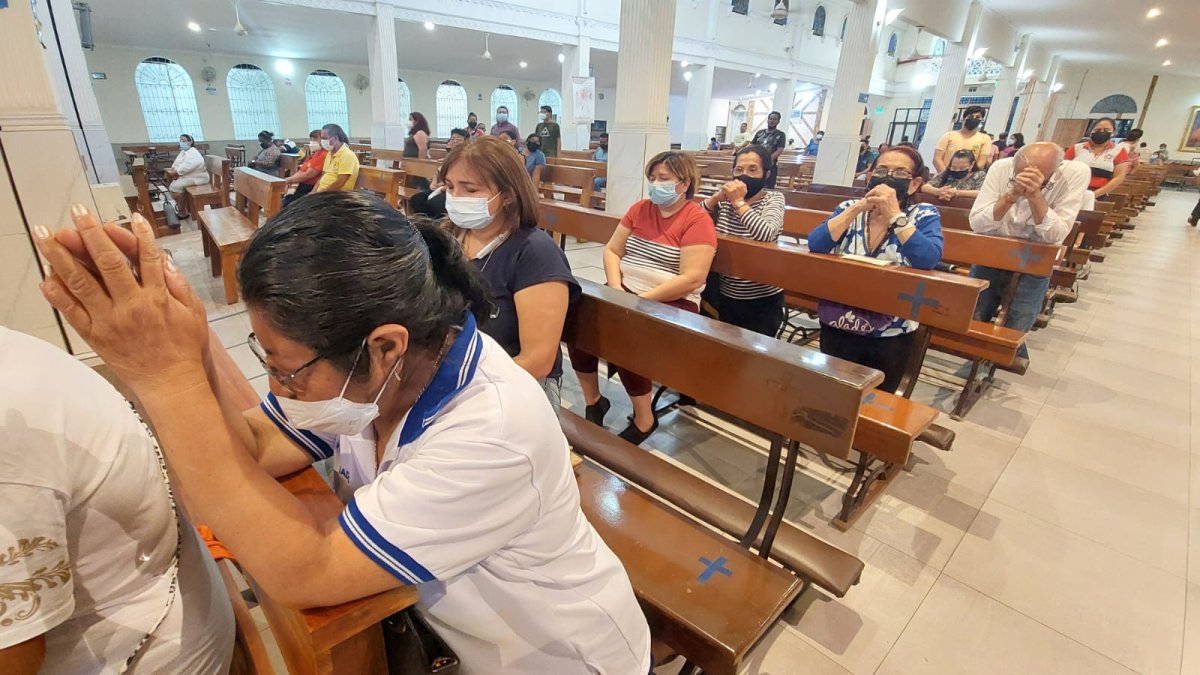 El público acude a la iglesia, ubicada en Lizardo García y la A, para orar en la previa de la procesión.