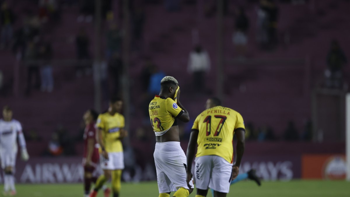 Barcelona perdió 3-1 en Argentina ante Lanús, por la segunda fecha del grupo A de la Copa Sudamericana.