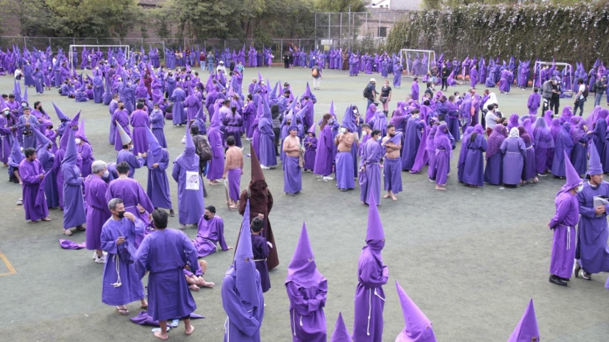 Cucuruchos listos para la procesión.