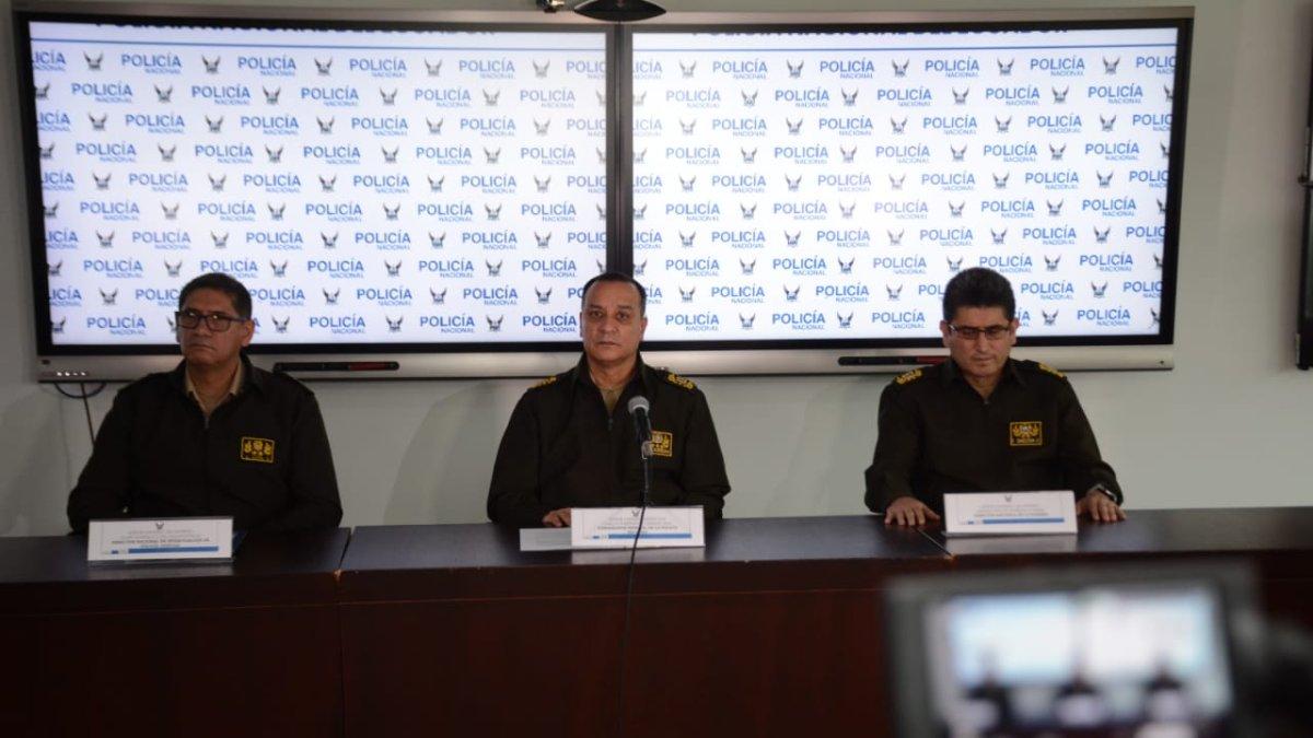 El comandante de Policía, Carlos Cabrera (centro) aseguró que a medida que avances las investigaciones se dará información a los ciudadanos.