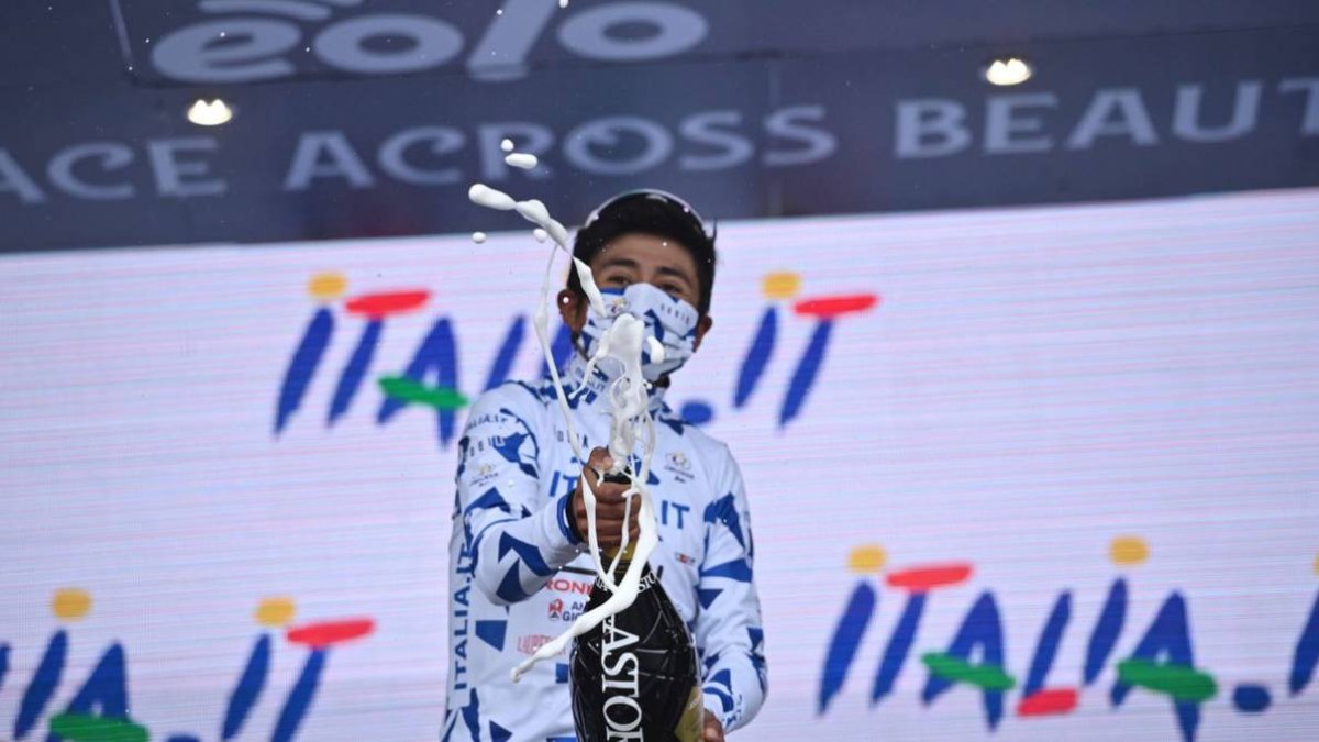 Alexander Cepeda, ciclista ecuatoriano, celebra su título de campeón joven.