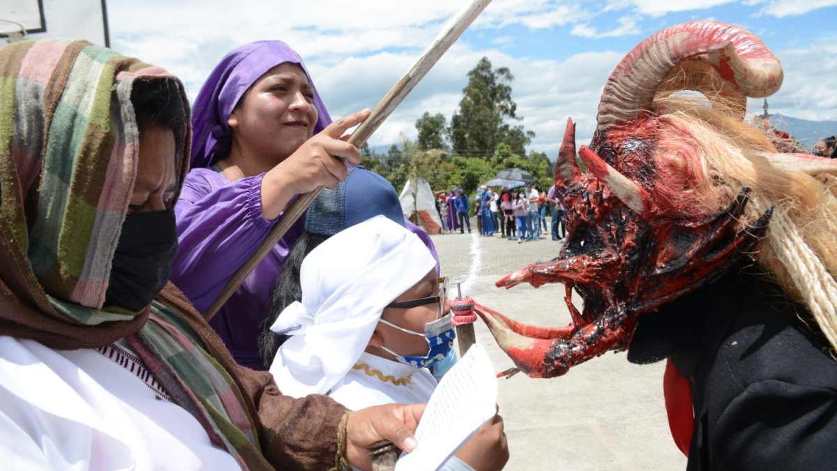 Un grupo 5 hombres y una mujer visten con trajes que asemejan al mal.