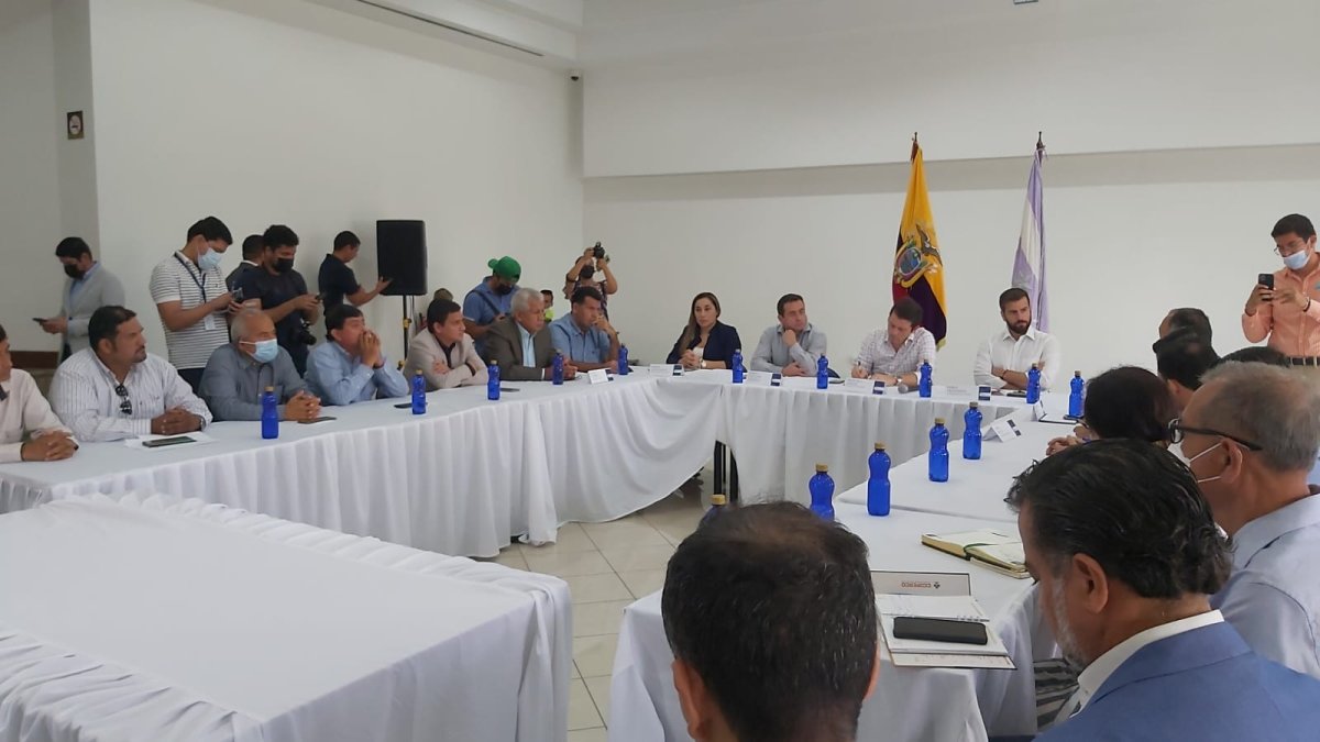 Las autoridades del Gobierno y los representantes del sector bananero se reunieron este 15 de abril de 2022.