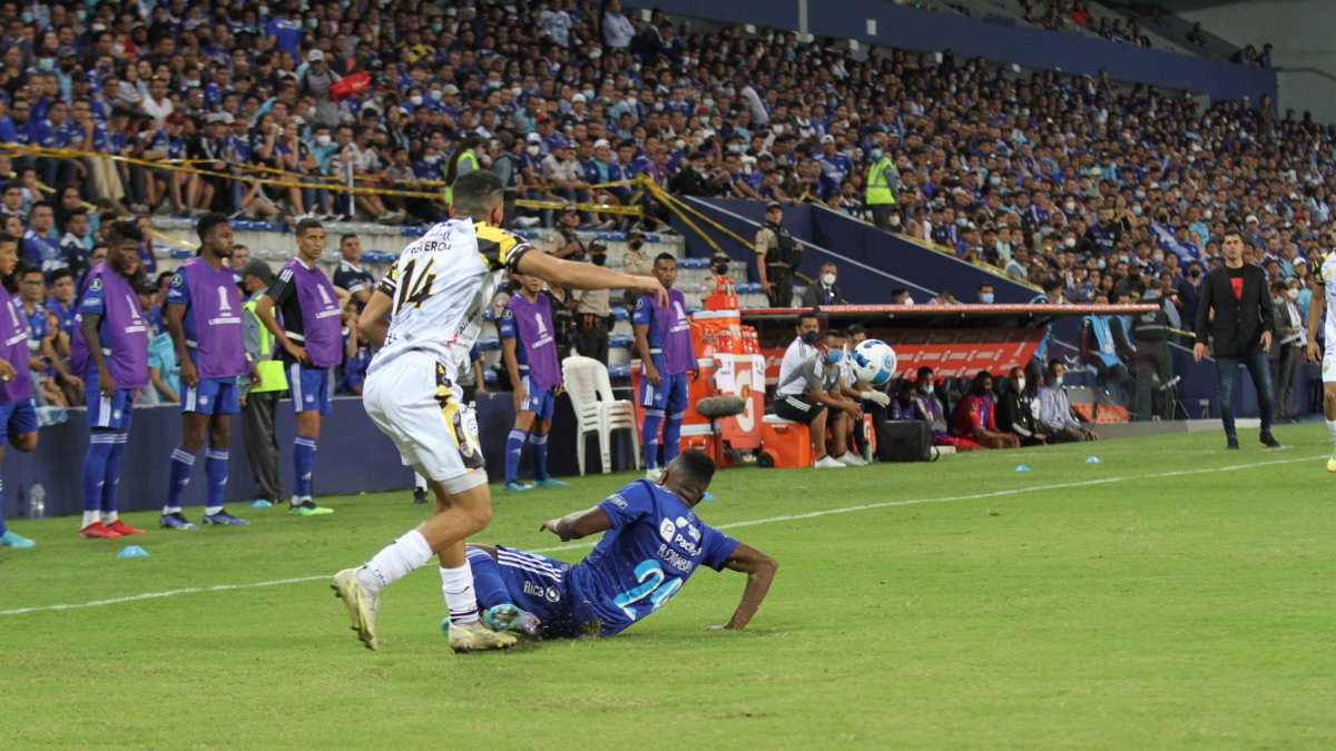 Ya son dos los partidos que una cinta amarilla es ubicada detrás del banquillo de Emelec, área técnica de Ismael Rescalvo (d), para impedir el trato hostil de los hinchas.