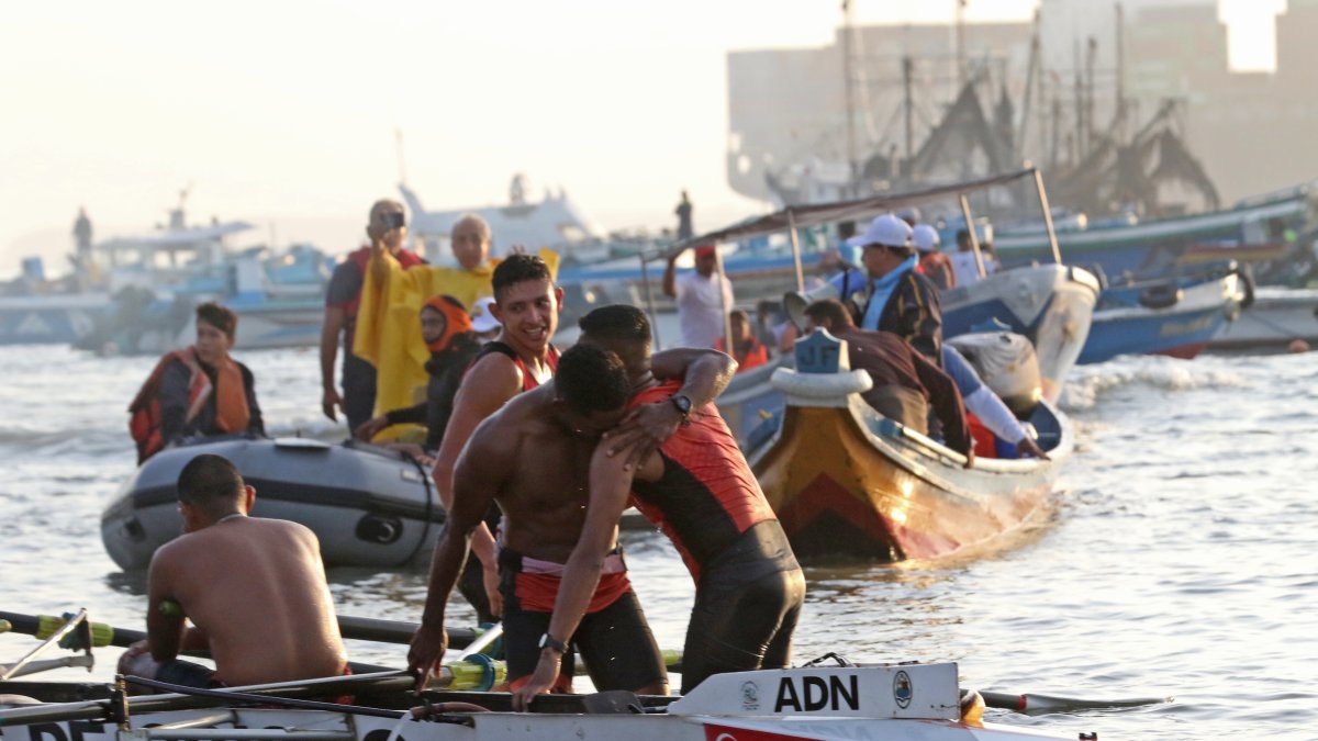 Los remeros de la embarcación ADN 1 festejan entre abrazos y risas luego de llegar primeros en la tradicional regata Guayaquil Posorja, que tras dos ediciones volvió a celebrarse en Viernes Santo.