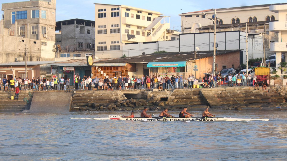 Los integrantes de ADN en una de las llegadas de ediciones pasadas tras remar las 49 millas náuticas