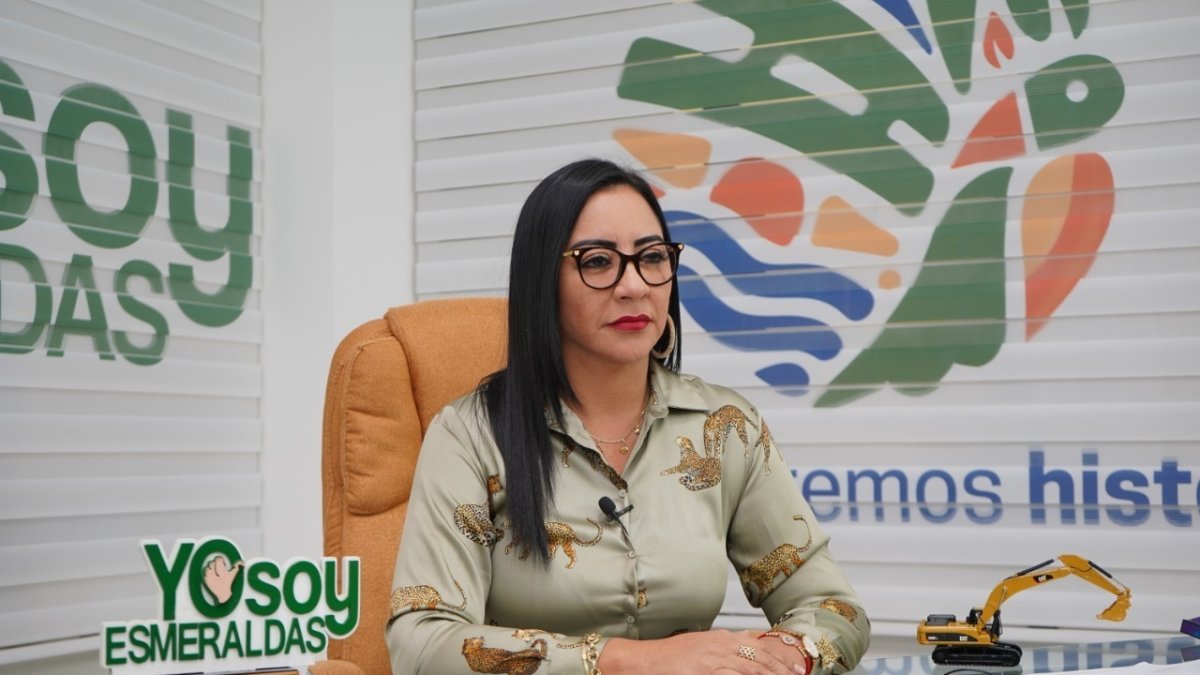 La prefecta Roberta Zambrano aborda el tema de la reconstrucción de Esmeraldas, a cinco años del terremoto.