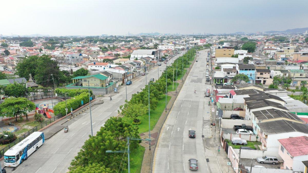 La avenida cuenta con ocho carriles que atraviesan siete ciudadelas El tráfico es más fluido en medio de amplias aceras En pocos tramos falta sombra