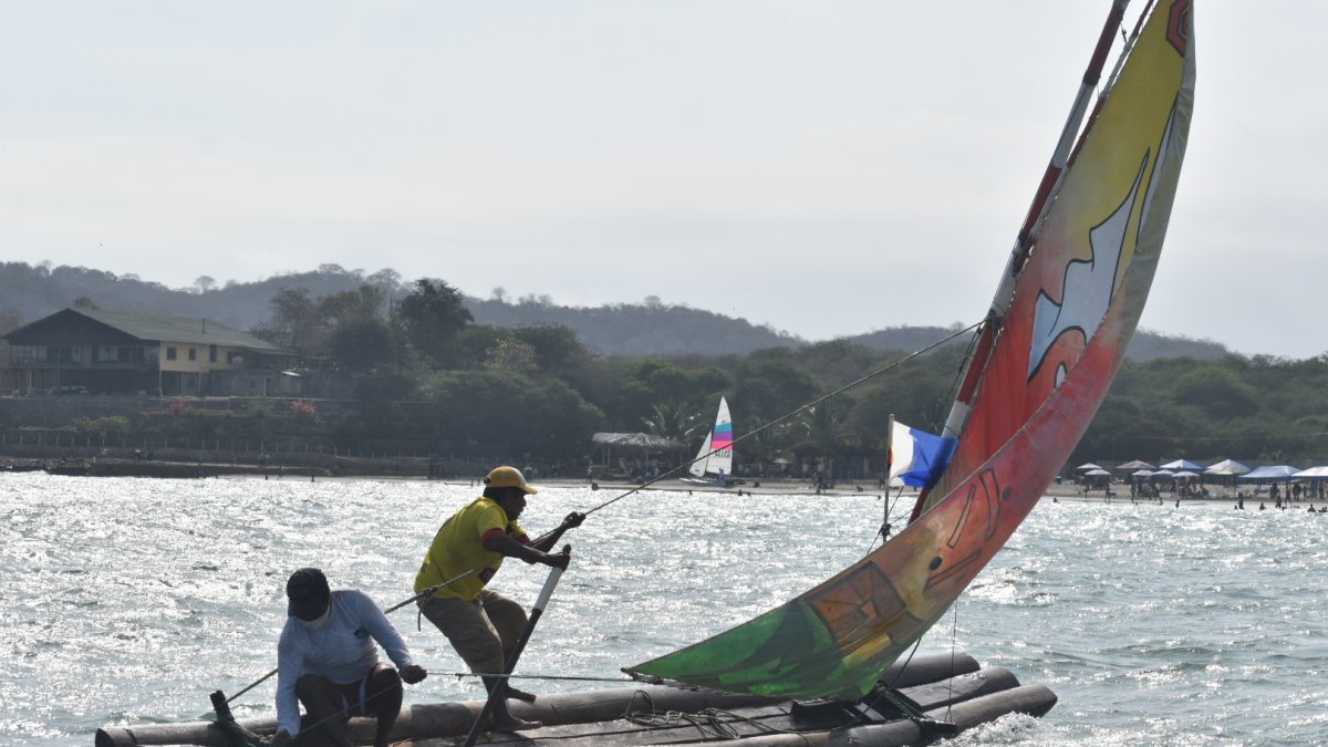 Las balsas. Los artesanos y los pobladores en general hacen hincapié en lo importante que han sido estos medios de transporte para la población.