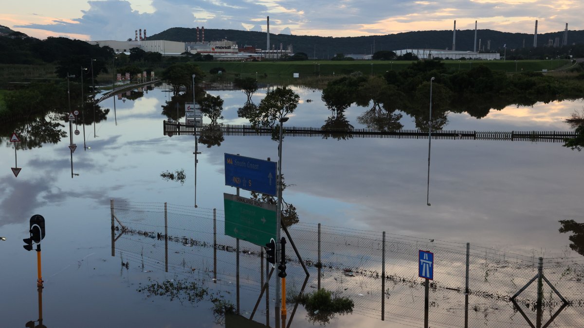 El agua ha anegado viviendas y dejado incomunicados a muchos ciudadanos, sin electricidad y sin agua corriente.
