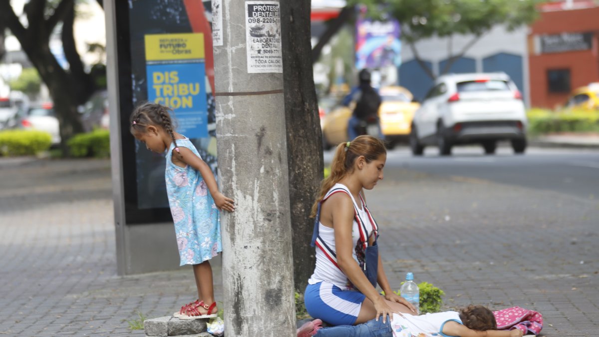 Muchos venezolanos trabajan junto con sus hijos en la calle.