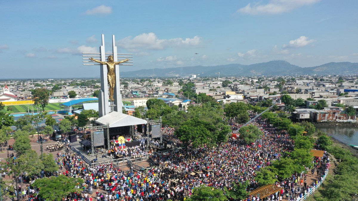 La procesión del Cristo del Consuelo en 2022, terminó con una misa campal en los bajos del monumento de bronce del Cristo Crucificado, en Cisne 2, suburbio de Guayaquil.