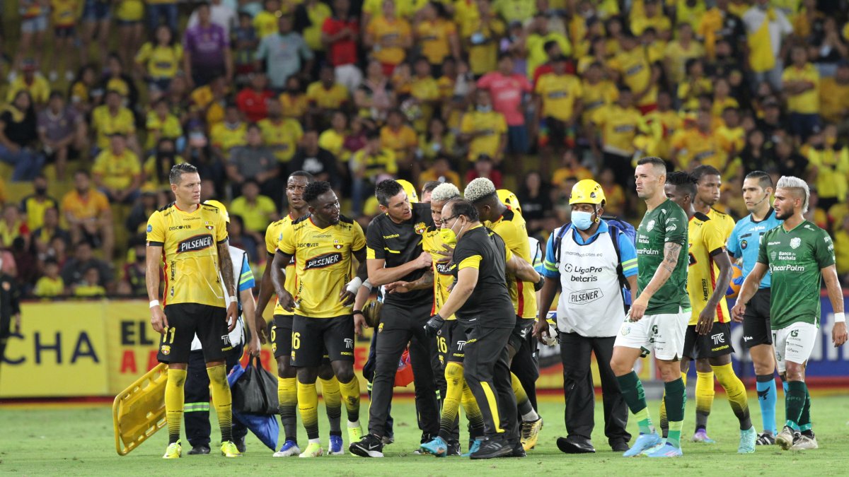 Byron Castillo se retira lesionado de la cancha, tras sufrir un fuerte golpe en la cabeza.