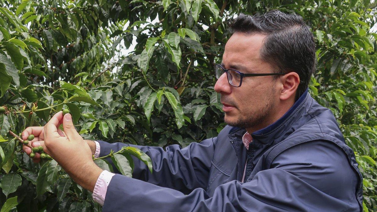 Fotografía fechada el 6 de abril de 2022, que muestra a Jhon Rodríguez, docente de la Facultad de Ciencias Económicas y Empresariales de la Universidad Técnica Particular de Loja (UTPL) en la ciudad de Loja (Ecuador).