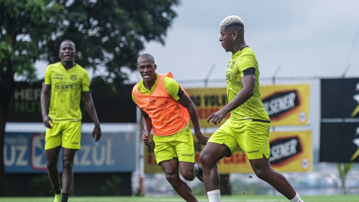 Gabriel Cortez (d), volante de Barcelona, fue titular ante Liga de Quito por la baja de Damián Díaz.
