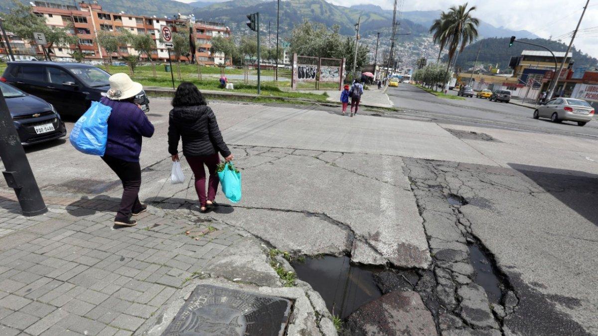 Inundaciones. En las épocas de lluvia las alcantarillas se llenan de agua y se convierten en trampas para personas y autos.