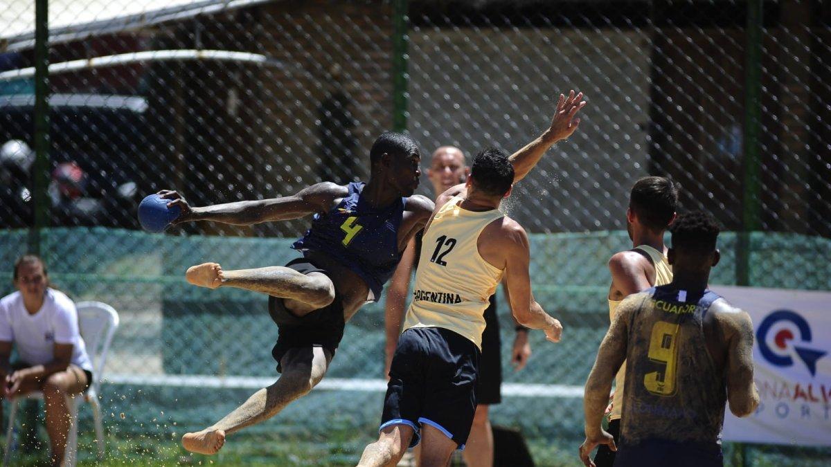 La Tricolor de balonmano playa consiguió un triunfo frente a Argentina 2-1 en Brasil, el mismo que resultó clave para la clasificación mundialista.
