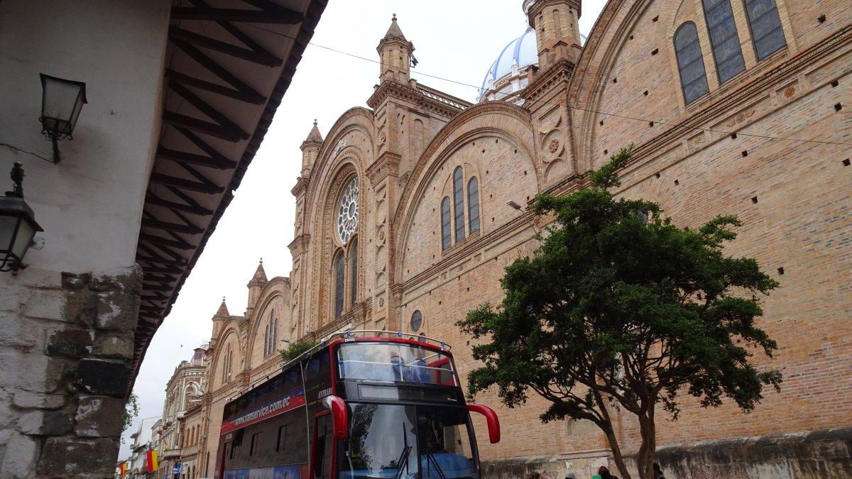 Recorridos. Los turistas eligieron la capital azuaya para visitar y conocer algunas de las 17 iglesias que tiene su casco histórico.