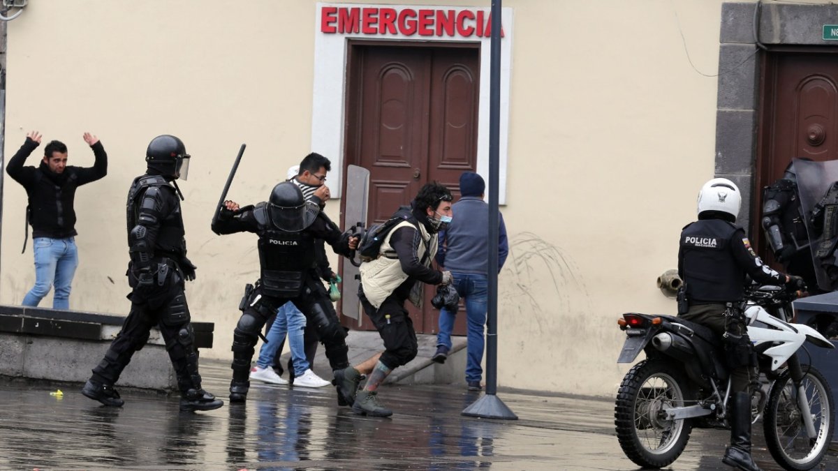 Policía. El proyecto de ley prohíbe el uso de armas letales para controlar manifestaciones. La participación de los militares ha sido excluida.