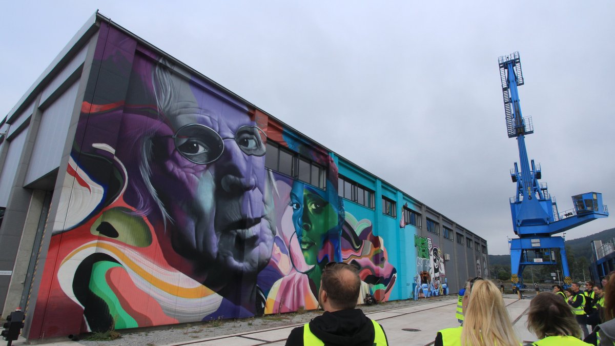 Parece una fotografía, pero es un grafiti de Karski & Beyond sobre un depósito del puerto de Linz.