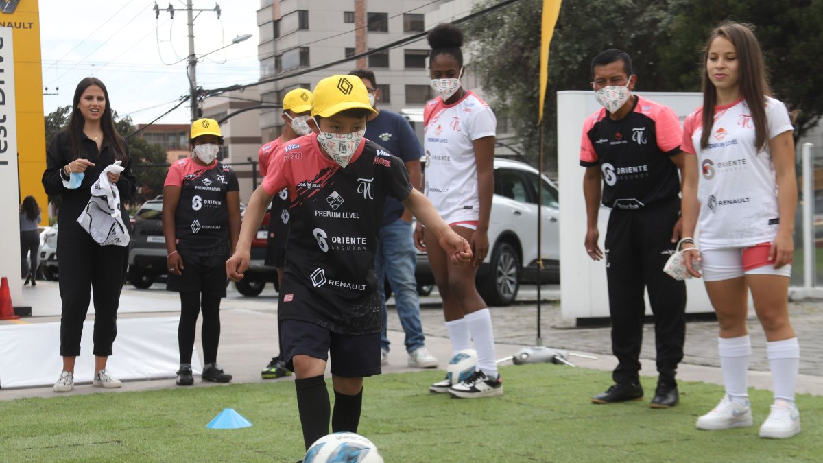 Los futbolistas con discapacidad intelectual demostraron gran control del balón.