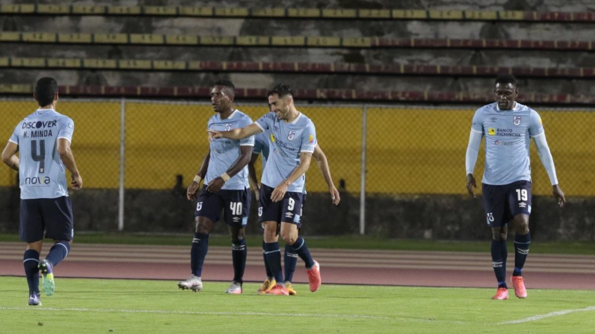 Lisandro Alzugaray (centro) es felicitado por sus compañeros tras marcar el primer gol celeste.