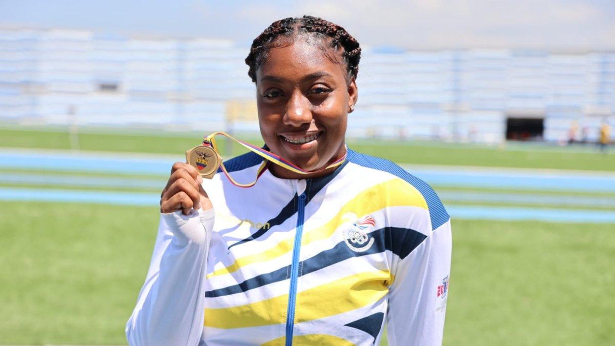 Yuleixi Angulo muestra la presea dorada en lanzamiento de jabalina tras imponer un nuevo récord nacional.