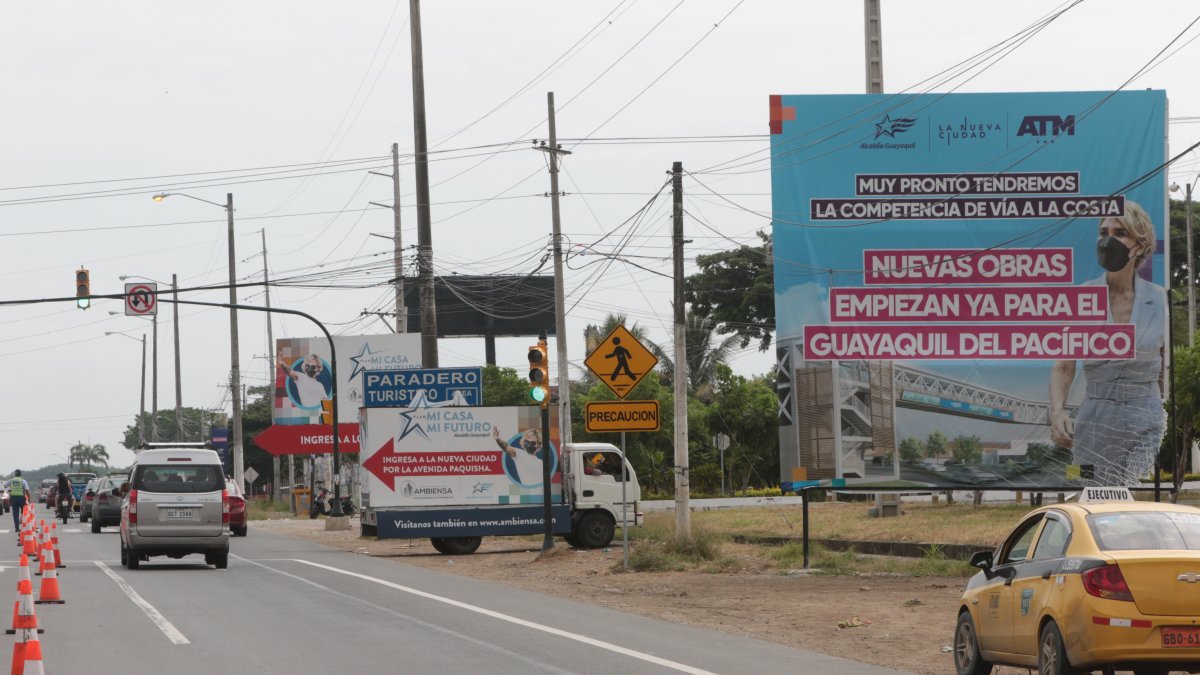 Arteria. Decenas de carteles se han colocado tanto en el parterre central como al costado de la pista.