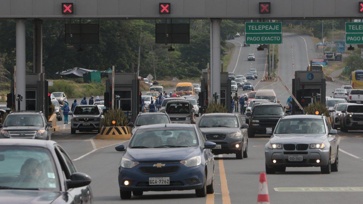 Regreso. La afluencia vehicular aumentó durante la tarde del domingo 17 de abril. CTE estableció contraflujo para evitar accidentes y optimizar el flujo vehicular en la carretera.