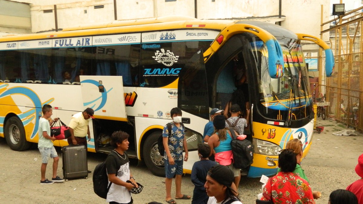 Viaje. El mayor flujo de turistas en la terminal se evidenció al mediodía.