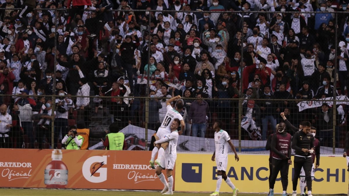 Alexander Alvarado de Liga de Quito y su golazo a Barcelona.