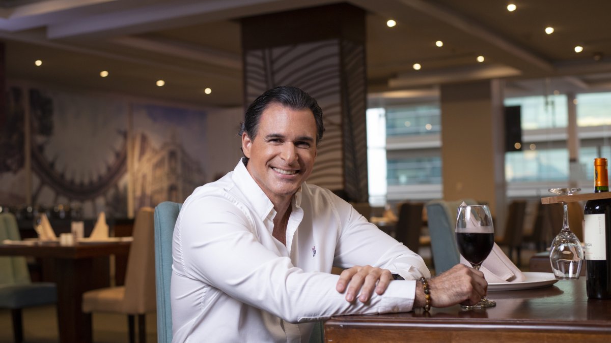 Alejado de la TV, se dedica a los negocios.