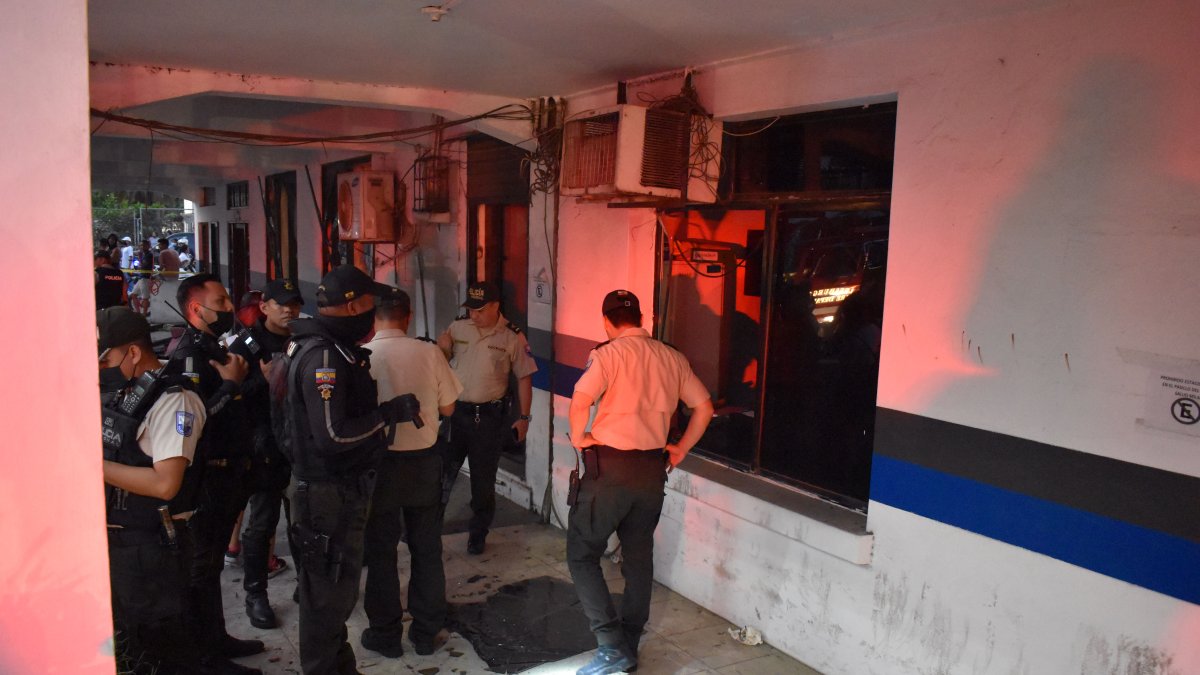 Los ventanales del antiguo Cuartel de la Policía también se partieron.