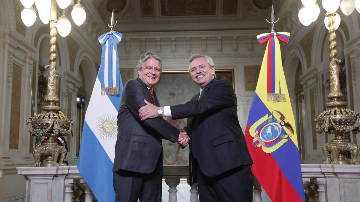 El presidente Lasso saluda con su homólogo argentino Alberto Fernández en el marco de la visita oficial del primero a Argentina.